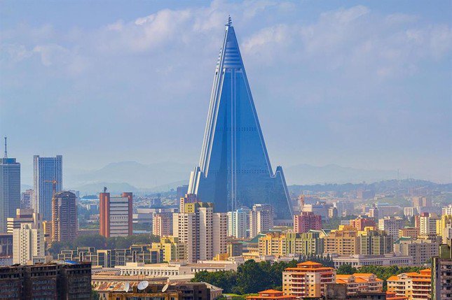 Khách sạn Ryugyong ở Bình Nhưỡng được mệnh danh là tòa nhà hình kim tự tháp cao nhất thế giới. Ảnh: Andrew Palmer.