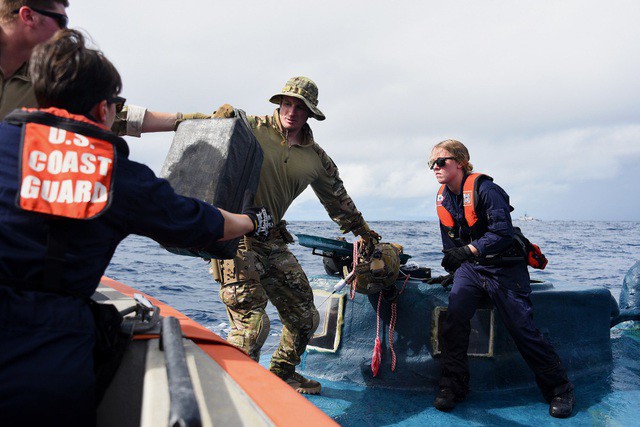 Lực lượng Tuần Duyên Mỹ (USCG) tịch thu cocain từ "tàu ngầm" tự chế của một băng đảng ma túy. Ảnh: USCG