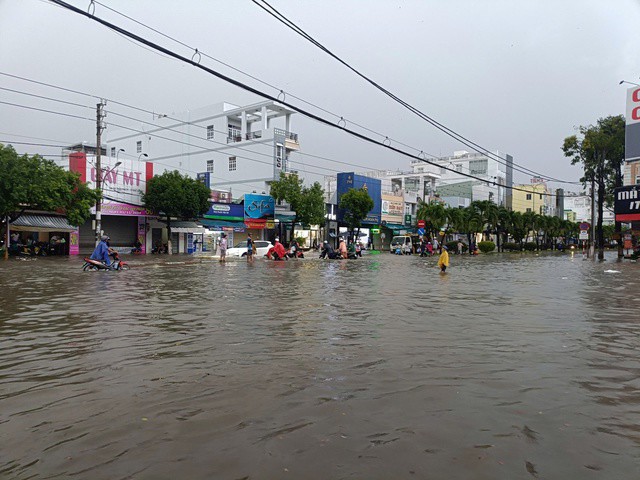 Nhiều tuyến đường trong nội ô Bạc Liêu bị chìm trong nước