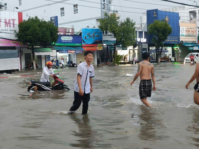 Xe chết máy, người dân vất vả đẩy bộ trong dòng nước