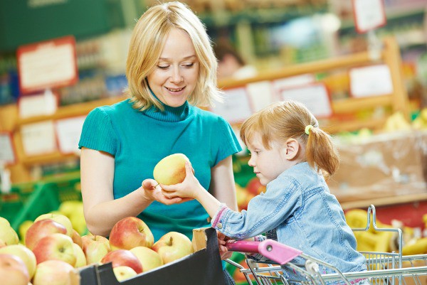 Hãy dạy trẻ cách đọc nhãn dinh dưỡng và cách tìm, lựa chọn món đồ có giá cả tốt, hợp lý. Ảnh minh họa