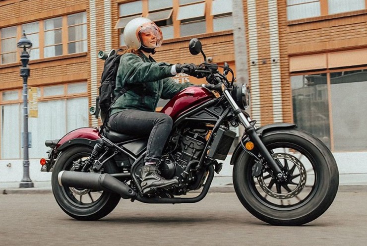 2. Honda Rebel 300 có giá niêm yết dễ chịu 4.849 USD (122,67 triệu đồng), là dòng xe hành trình phổ thông, nhận được nhiều quan tâm từ giới hâm mộ. Xe là lựa chọn hoàn hảo các tay lái mới, thiết kế trọng lượng nhẹ, hiệu suất thân thiện và đem lại khả năng lái năng động. Khối động cơ 386cc, cho công suất tối đa 25 mã lực.