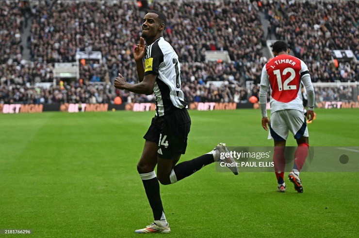 Isak ghi bàn duy nhất của trận đấu, giúp&nbsp;Newcastle hạ Arsenal