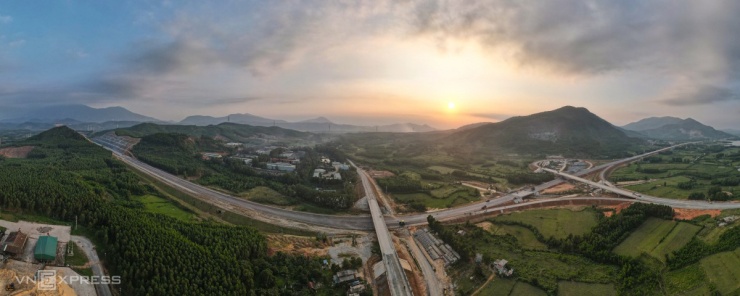 Đoạn cao tốc Vũng Áng - Bùng dài 55 km tiến độ vượt trội, chuẩn bị hoàn thành trước hạn