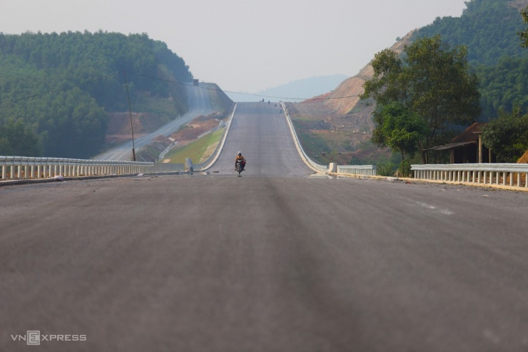 Đoạn cao tốc Vũng Áng - Bùng dài 55 km tiến độ vượt trội, chuẩn bị hoàn thành trước hạn