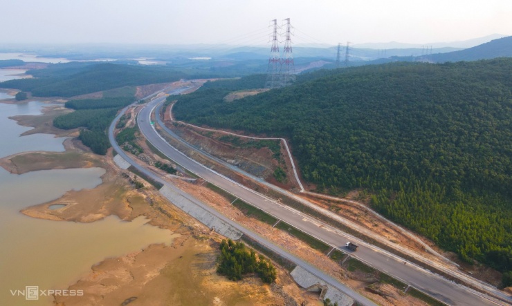 Đoạn cao tốc Vũng Áng - Bùng dài 55 km tiến độ vượt trội, chuẩn bị hoàn thành trước hạn