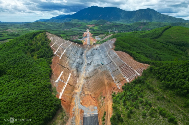 Đoạn cao tốc Vũng Áng - Bùng dài 55 km tiến độ vượt trội, chuẩn bị hoàn thành trước hạn