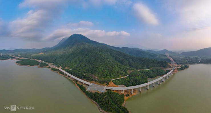 Đoạn cao tốc Vũng Áng - Bùng dài 55 km tiến độ vượt trội, chuẩn bị hoàn thành trước hạn