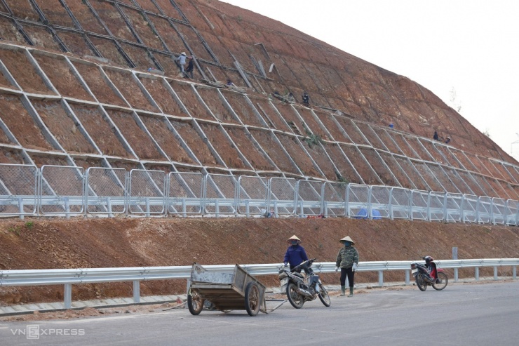 Đoạn cao tốc Vũng Áng - Bùng dài 55 km tiến độ vượt trội, chuẩn bị hoàn thành trước hạn