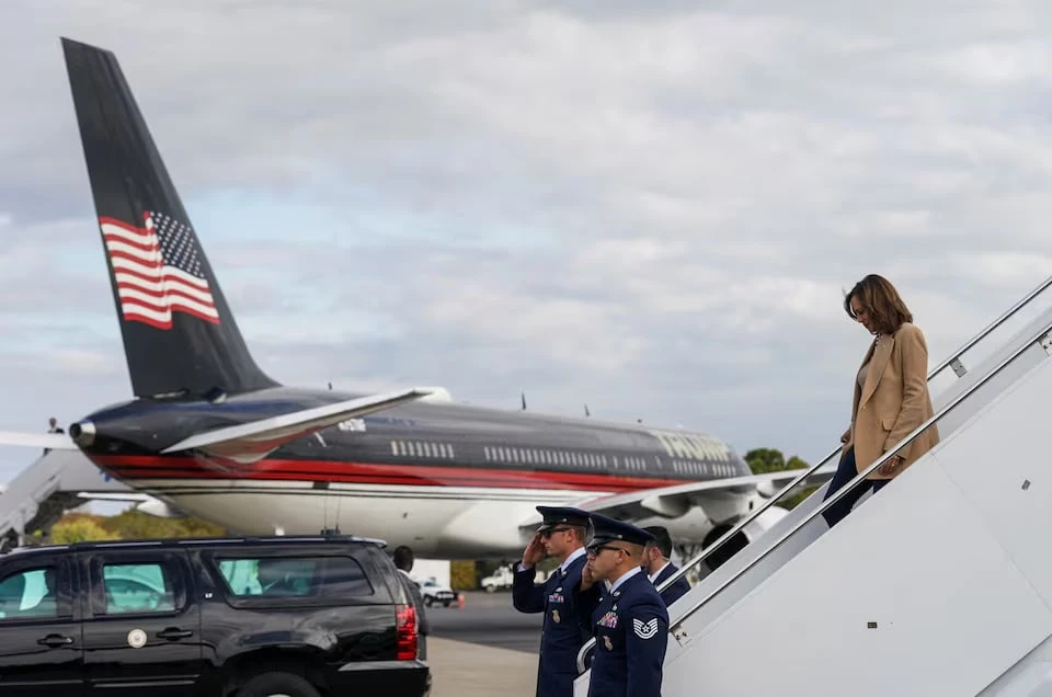 Phó Tổng thống Mỹ Kamala Harris đi ngang qua chuyên cơ của ông Trump tại sân bay Charlotte, bang North Carolina (Mỹ) ngày 2-11. Ảnh: REUTERS