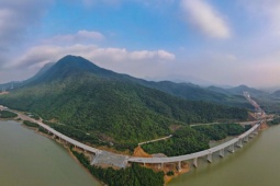 Đoạn cao tốc Vũng Áng - Bùng dài 55 km tiến độ vượt trội, chuẩn bị hoàn thành trước hạn