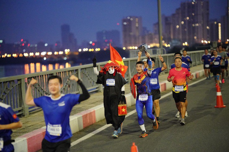 Kịch tính Hoàng Nguyên Thanh, Trịnh Quốc Lượng tranh tài giải marathon di sản Hà Nội 2024 - 10