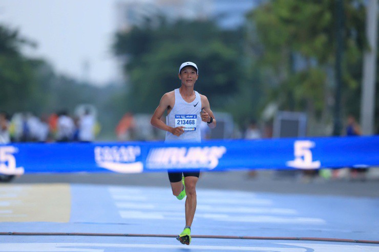 Kịch tính Hoàng Nguyên Thanh, Trịnh Quốc Lượng tranh tài giải marathon di sản Hà Nội 2024 - 6