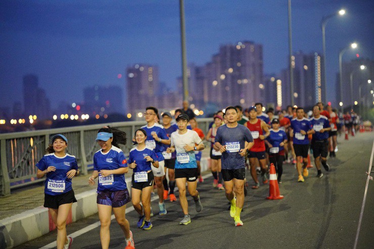 Kịch tính Hoàng Nguyên Thanh, Trịnh Quốc Lượng tranh tài giải marathon di sản Hà Nội 2024 - 9