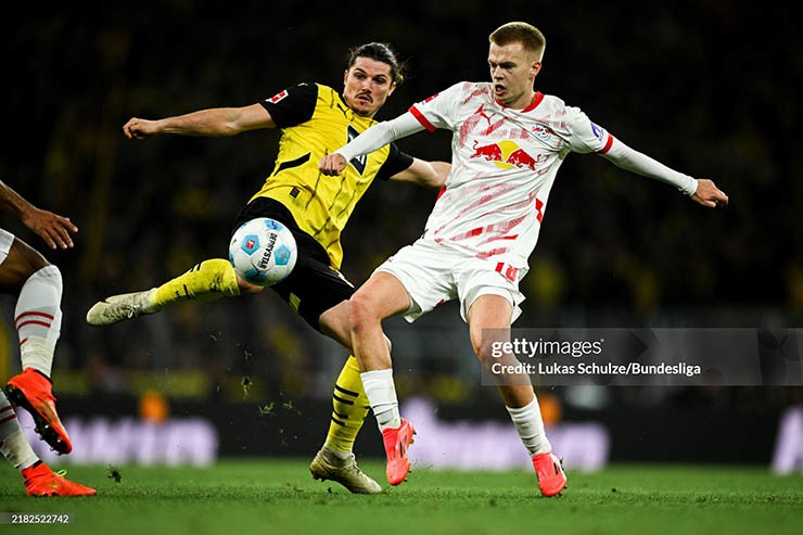 Dortmund (áo vàng) ngược dòng ấn tượng