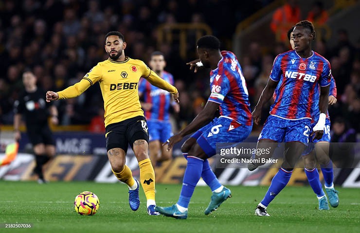 Wolves (áo vàng) và Crystal Palace rượt đuổi tỷ số hấp dẫn