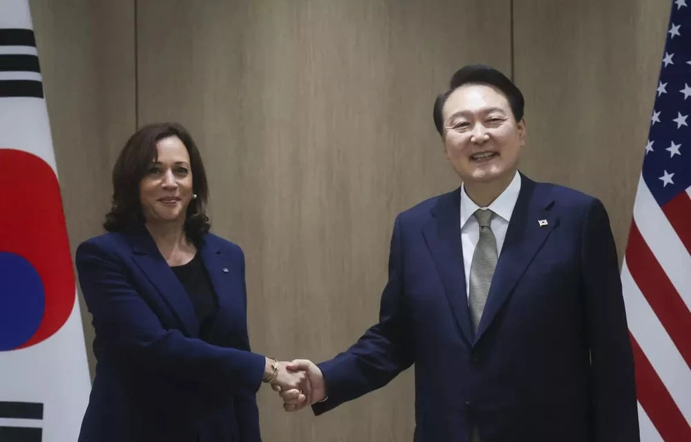 Phó Tổng thống Mỹ Kamala Harris gặp Tổng thống Hàn Quốc Yoon Suk-yeol tại thủ đô Seoul (Hàn Quốc) tháng 9-2022. Ảnh: YONHAP