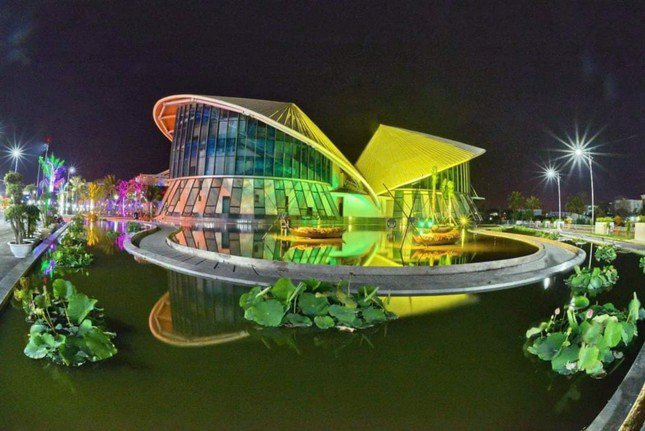 Nhà hát rực rỡ ánh đèn vào ban đêm. (Ảnh: Internet)