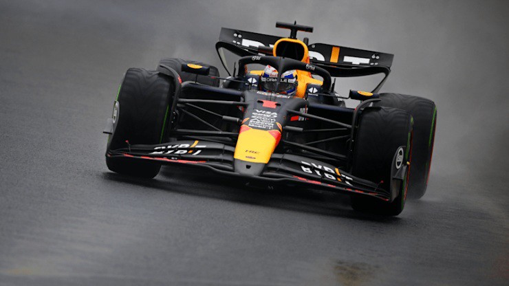 &nbsp;Verstappen bị loại tại Q2 với án phạt 5 bậc xuất phát