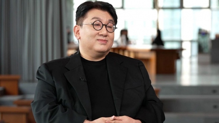 Chủ tịch Bang Si Hyuk mất dần hình tượng trong mắt công chúng Hàn Quốc.