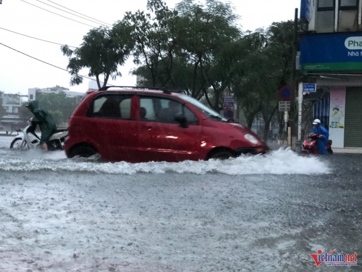 Mưa xối xả trong đêm, nhiều tuyến phố ở Đà Nẵng chìm trong nước - 9