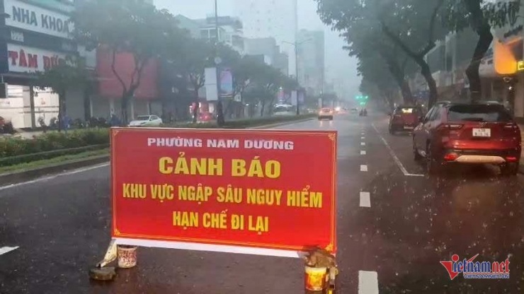 Mưa xối xả trong đêm, nhiều tuyến phố ở Đà Nẵng chìm trong nước - 11