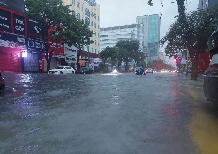 Đường Quang Trung mênh mông nước. Chị Thuỳ Dung (đường Trưng Nữ Vương, quận Hải Châu) cho hay lúc rạng sáng nghe mưa lớn, dậy mở cửa xem thấy nước đã tràn lên đường rồi dâng to dần, ngập luôn nhà. “Mới mưa mấy tiếng đồng hồ mà ngập thế này, không biết những ngày tới mưa kéo dài thì ra sao nữa”, chị lo lắng.