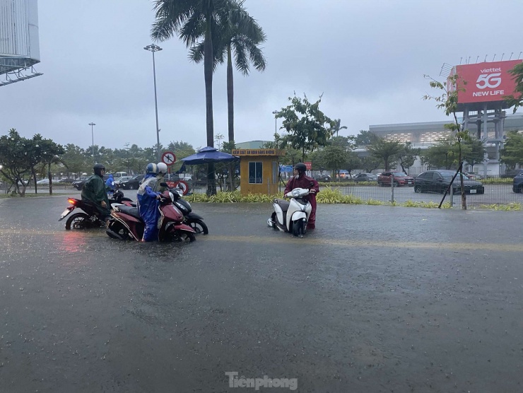 Các tuyến đường ở trung tâm thành phố Đà Nẵng ngập nước từ sớm, nhiều xe chết máy không di chuyển được.