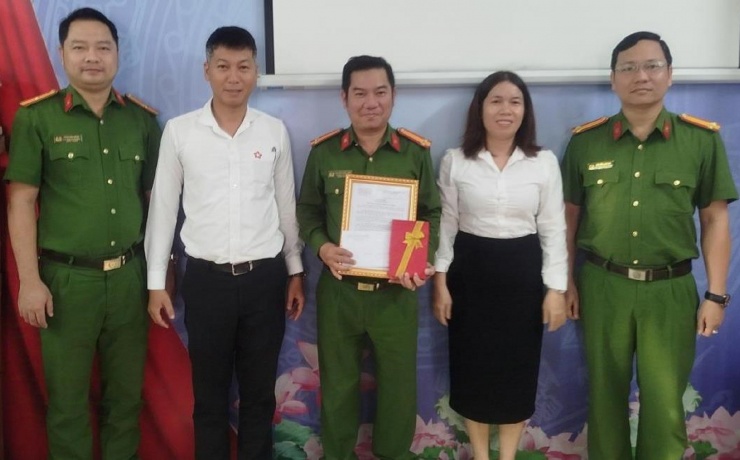 Lãnh đạo Công an Q.Thanh Khê, lãnh đạo Đảng ủy, UBND P.Hòa Khê thưởng nóng các đơn vị lập chiến công.