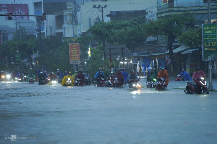 Mưa lớn khiến Đà Nẵng ngập sâu, hàng trăm hộ dân phải sơ tán khẩn cấp