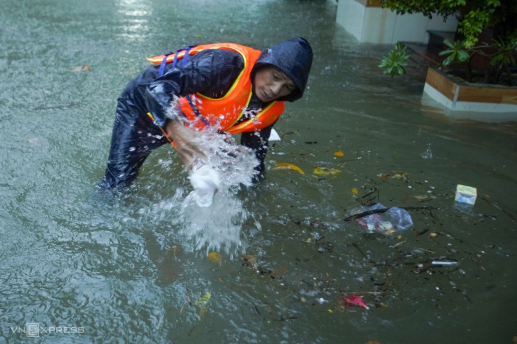 Mưa lớn khiến Đà Nẵng ngập sâu, hàng trăm hộ dân phải sơ tán khẩn cấp