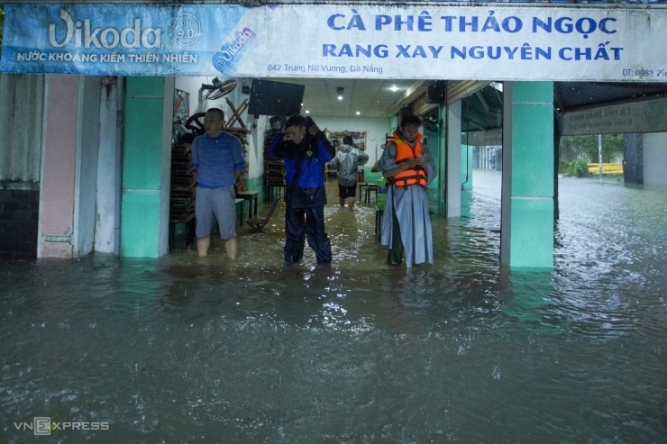 Mưa lớn khiến Đà Nẵng ngập sâu, hàng trăm hộ dân phải sơ tán khẩn cấp