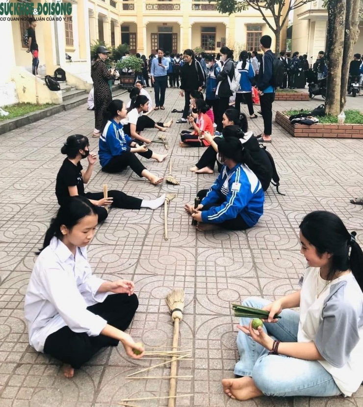 Xa rời điện thoại, học sinh Trường THPT Nguyễn Cảnh Chân trở lại với những trò chơi dân gian truyền thống. (Ảnh: NTCC)