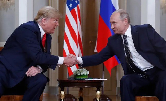 Tổng thống Mỹ khi đó là ông Donald Trump và Tổng thống Nga Vladimir Putin bắt tay nhau tại Phần Lan ngày 16/7/2018. Ảnh: Al Jazeera.