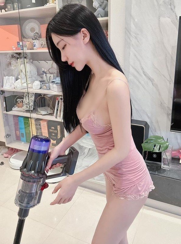 Hot girl xinh đẹp diện đồ ngủ bó sát làm việc nhà - 1