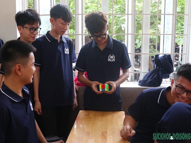 Không có điện thoại, nam sinh này có cơ hội được thể hiện tài năng chơi rubik của mình với các bạn cùng lớp.