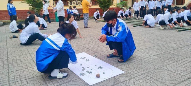 Không có điện thoại, học sinh dành thời gian ở sân trường vui chơi cùng nhau. (Ảnh: NTCC)