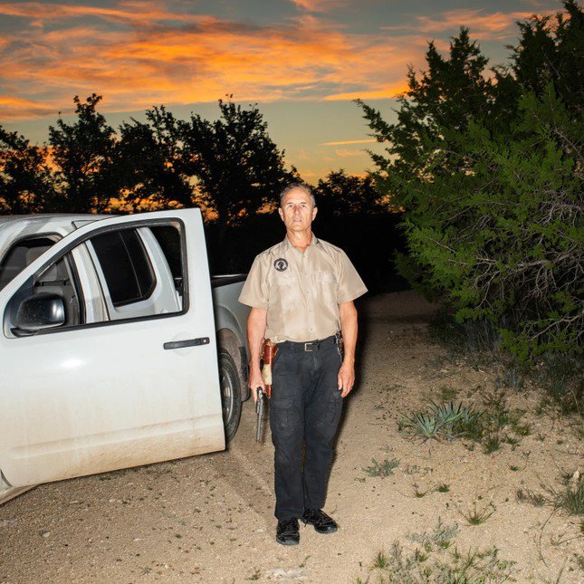 Ông Drew Miller cầm súng lục đi bắn rắn trong một cơ sở sinh tồn Fortitude Ranch. Ảnh: The New Yorker.