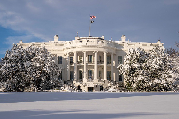 Tổng thống Mỹ đầu tiên George Washington chọn khu đất rộng khoảng 26 km² nằm bên bờ đông sông Potomac, gần tòa nhà Capitol. Công trình khởi công xây dựng vào ngày 13/10/1792, hai tháng trước khi đặt nền móng của Điện Capitol (18/8/1793).
