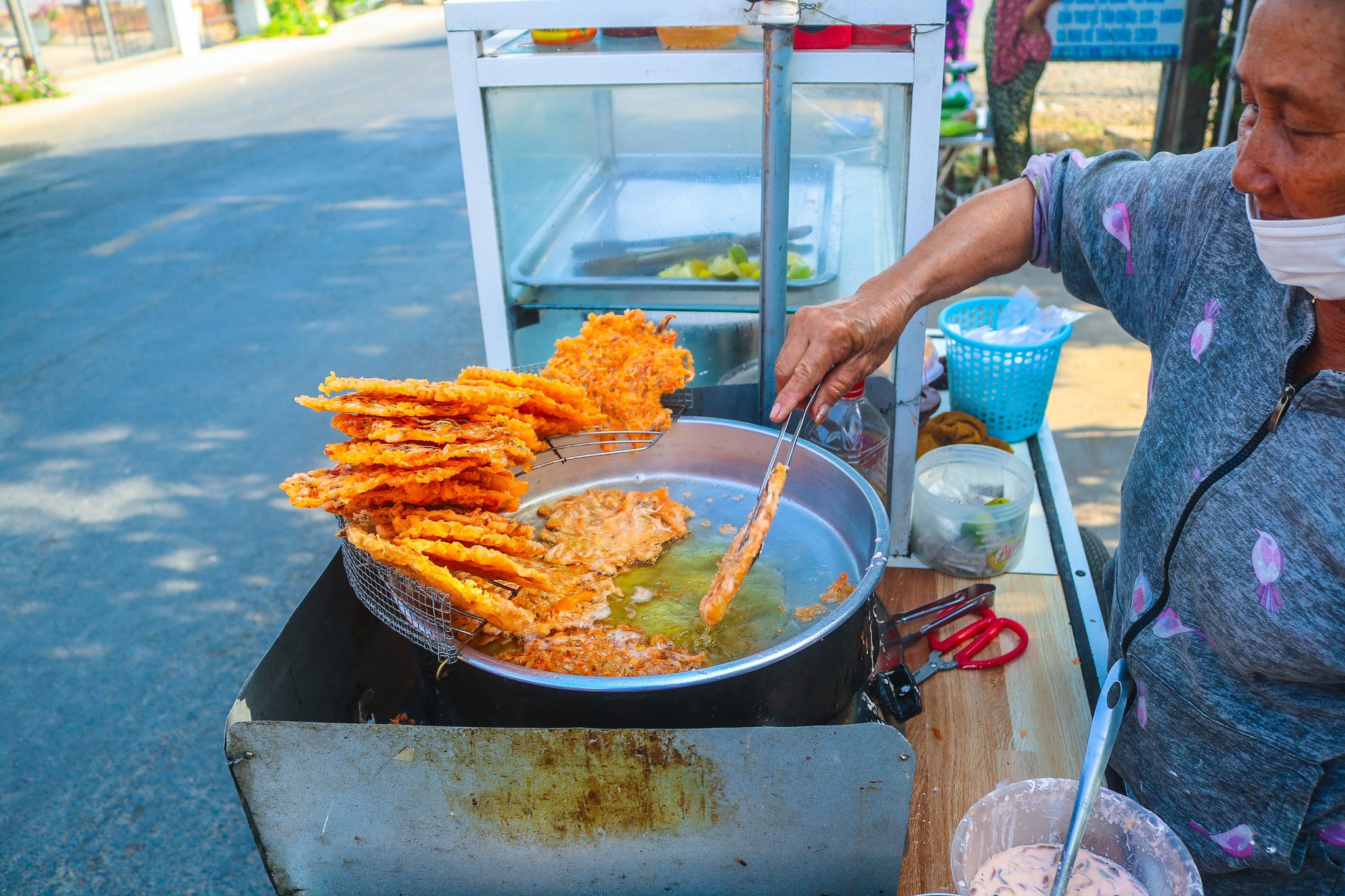 Về thăm An Giang, ghé ăn bánh tép giòn tan, thơm lừng - 8