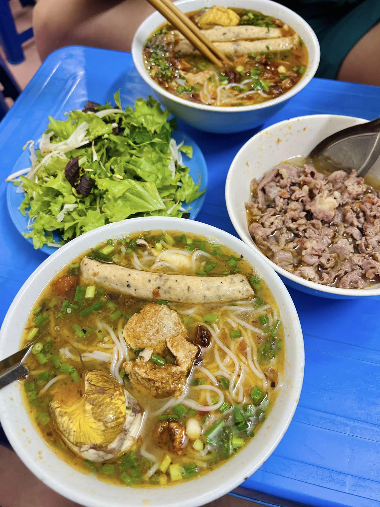 Bún riêu Cô Lúa (ngõ 28 phố Hương Viên, quận Hai Bà Trưng)