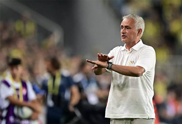 HLV Mourinho lại gây bão ở giải Super Lig