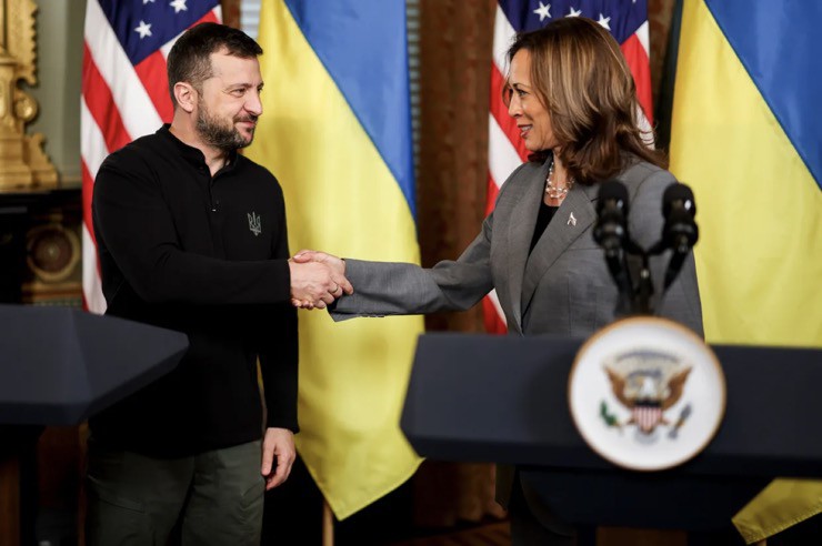 Phó Tổng thống Mỹ Kamala Harris bắt tay Tổng thống Ukraine Volodymyr Zelensky hôm 26/9. Ảnh: Bloomberg.