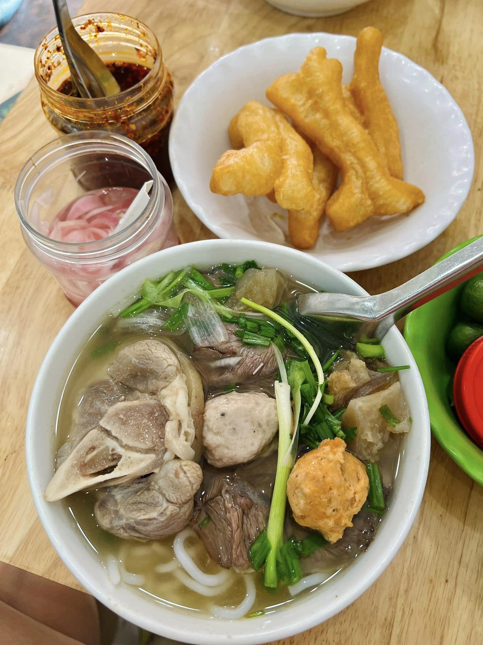 Bún bò Huế (Đại Cồ Việt, quận Hai Bà Trưng)