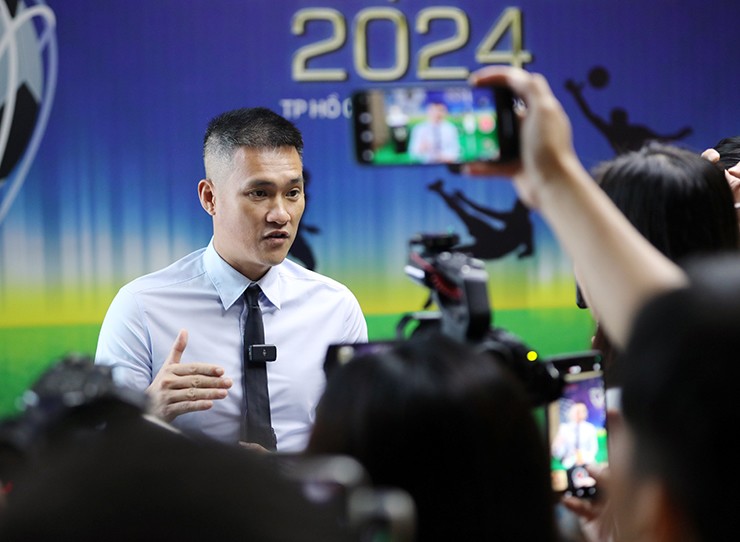Lê Công Vinh trả lời báo chí bên lề lễ giới thiệu danh hiệu Quả bóng vàng Việt Nam 2024.