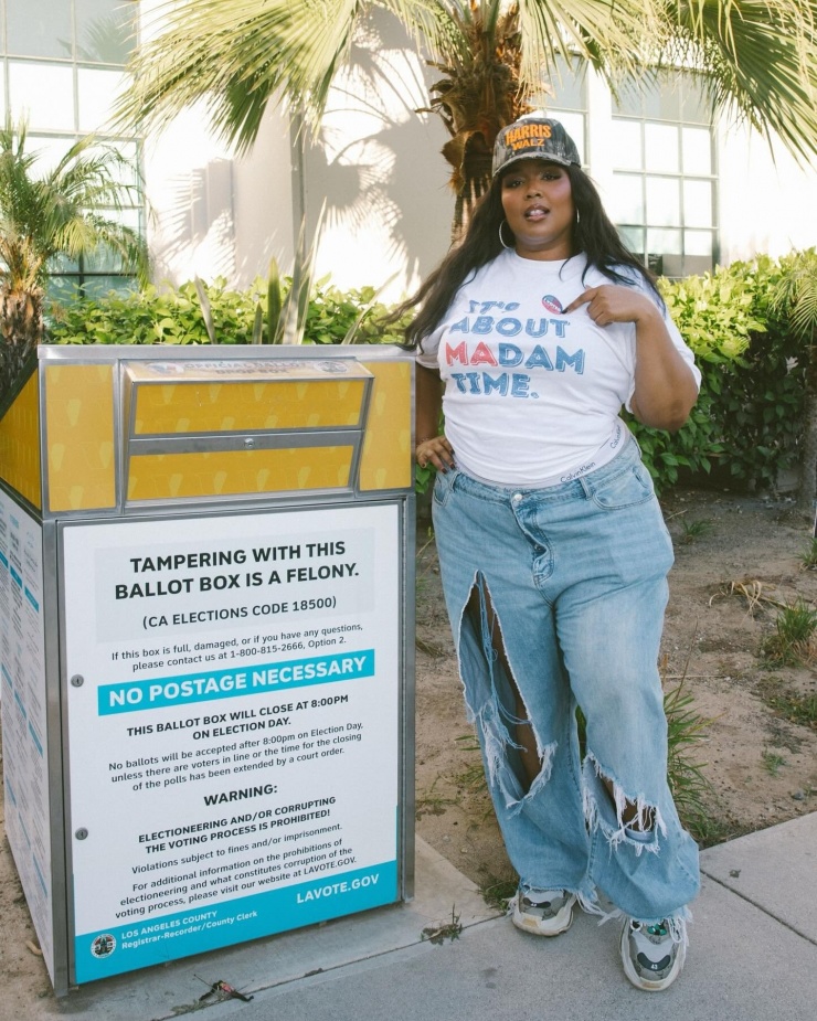 Lizzo tạo dáng với thùng phiếu và nhãn dán “Tôi đã bỏ phiếu”. Ngôi sao thắng giải Grammy trước đó công khai ủng hộ bà Kamala Harris.