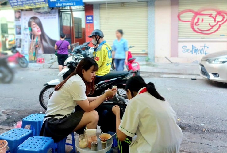 Khách đến ăn chỉ ngồi với những chiếc ghế nhựa, bàn kê đồ ăn cũng vậy nhưng ai nấy đều hài lòng.