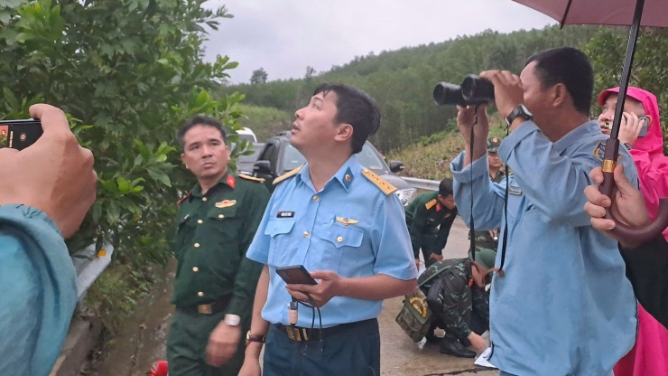 Theo thông tin từ lực lượng chức năng, tổ bay do Đại tá Nguyễn Văn Sơn - Trung đoàn trưởng Trung đoàn Không quân 940, bay buồng trước và Thượng tá Nguyễn Hồng Quân - Chủ nhiệm bay của Trung đoàn Không quân 940, bay buồng sau. Đây là chuyến bay đợt 3, là chuyến thứ 2 của phi công buồng trước trong ban bay trong ngày.