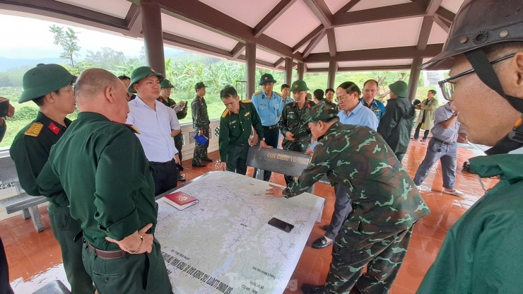 Lãnh đạo tỉnh Bình Định yêu cầu triển khai các biện pháp ứng cứu, tìm kiếm hai phi công và sớm xác định vị trí máy bay rơi để cứu hộ cứu nạn.