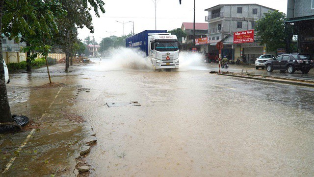 Nhiều tuyến đường chính trên địa bàn huyện Hương Khê bị ngập cục bộ do mưa lớn kéo dài.